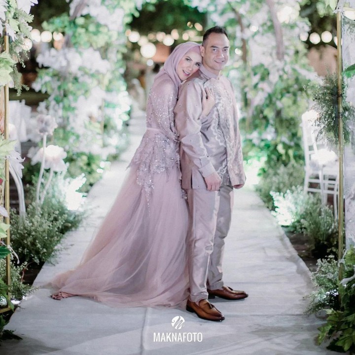 <p>Artis Venna Melinda dan Ferry Irawan tengah berbahagia. Keduanya baru saja menggelar acara lamaran pada Rabu (9/2/22) di D'Banquet Pantai Mutiara, Pluit, Jakarta Utara. (Foto: Instagram @maknafoto)</p>