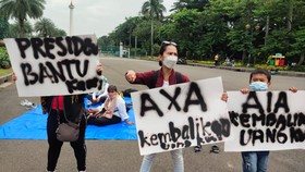 Korban Asuransi Unitlink Beraksi di Monas Minta Bantuan Jokowi
