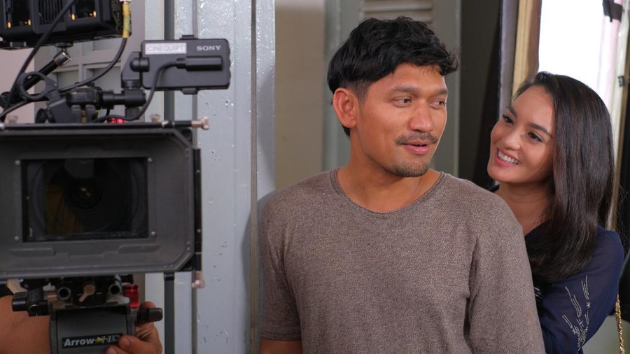 Cinta Warung Sebelah Cinta Warung Sebelah