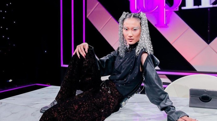 Deretan potret penampilan mencolok dan unik dari Ayu Gani sebagai juri di Indonesia's Next Top Model/Foto: Instagram/ganegani