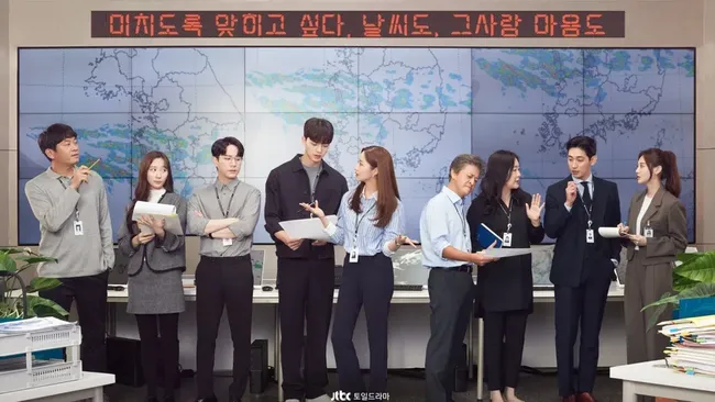 Sinopsis Forecasting Love and Weather mengisahkan percintaan di Badan Meteorologi Korea, dibintangi Song Kang dan Park Min-young.
