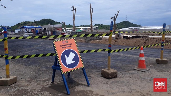 Jalan menuju pintu masuk Sirkuit Mandalika di Lombok dihiasi dua pemandangan yang kontras saat tes MotoGP Mandalika.