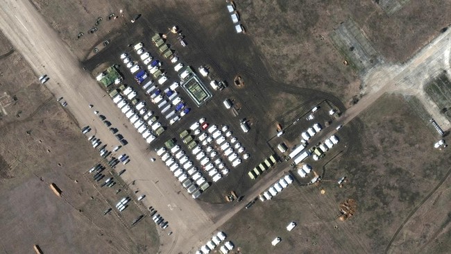 Rusia mengklaim menarik sejumlah jet pengebom dari Crimea dan armada tank kembali ke pangkalan di barat Rusia.
