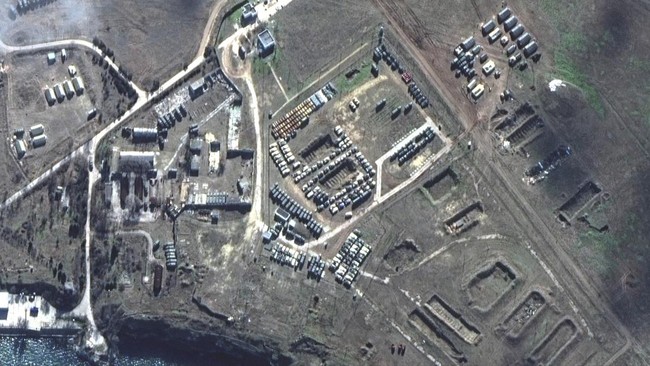 Citra satelit terbaru menunjukkan Rusia membangun jalan dan jembatan baru di sungai Pripyat di Belarusia yang berjarak 6 km dari Ukraina.
