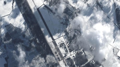 AS terus memantau pergerakan pasukan Rusia yang disebut sudah mengepung Ukraina di tiga sisi. Sejumlah media AS pun mulai memperkirakan jalur serangan Rusia.