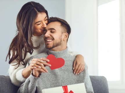 7 Ide Kado Terbaik untuk Suami Berzodiak Gemini, Bikin Pasangan Terkesan