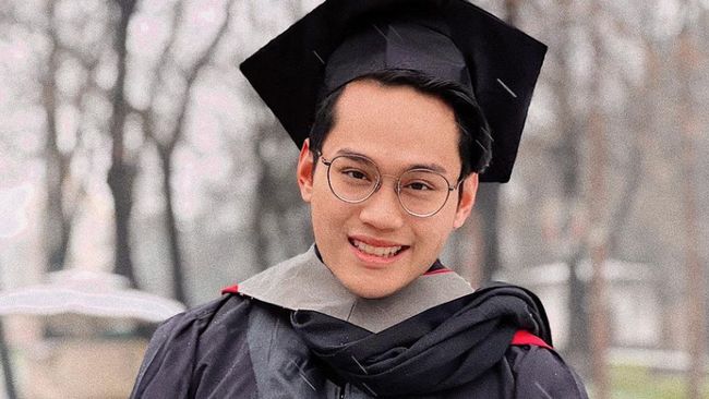 Mantan tunangan Indra Kenz, Susyen Regina mengisahkan kehidupan mereka semasa tersangka penipuan tersebut masih berusaha meniti karier.