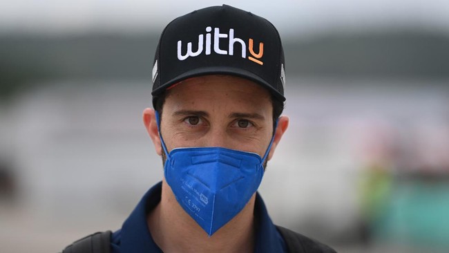 Pembalap RNF Yamaha Andrea Dovizioso mengungkapkan pengaruh besar aspal baru Sirkuit Mandalika bagi para pembalap saat MotoGP Mandalika 2022.