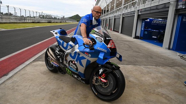 Tes MotoGP Mandalika dihentikan sementara pada sesi pagi hari, Jumat (11/2), setelah kondisi trek Sirkuit Mandalika kotor.