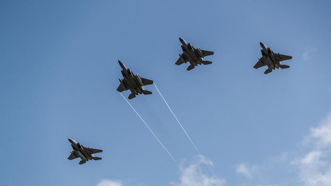 Taiwan memamerkan jet tempur tercanggih yang bisa membawa rudal, F-16V, Rabu (17/8), di tengah teror latihan militer China di sekitar kawasan mereka.