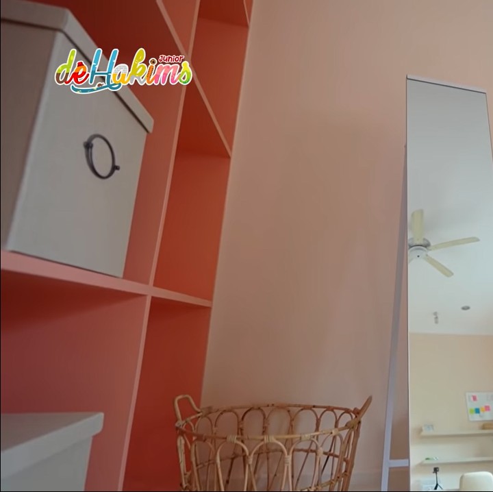 <p>Disebut Irfan, hal tersebut ia lakukan sekaligus sebagai perayaan karena keduanya baru masuk SMP.(YouTube: deHakims Junior)<br /><br /><br /></p>