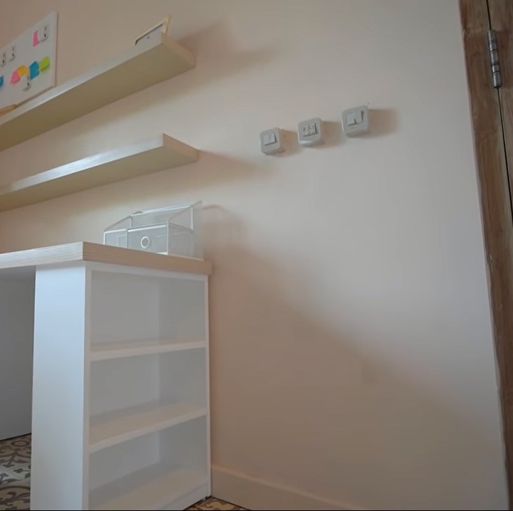 <p>Setiap kamar memiliki interior yang sama. Mulai dari tempat tidur, lemari, meja belajar, kursi gantung, dan lain sebagainya. (YouTube: deHakims Junior)<br /><br /><br /></p>