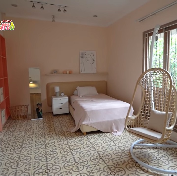 <p>Berikut potret kamar Ina, serba pink ya, Bunda. (YouTube: deHakims Junior)<br /><br /><br /></p>