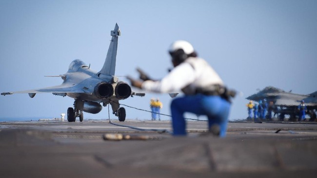 AS setuju menjual alutsista serta 36 jet tempur F-15 ke Indonesia yang baru membeli 42 jet Prancis. 