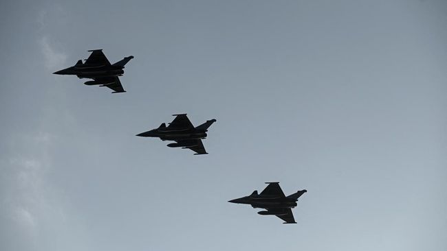 Russian-Chinese fighter jets fly near Japan during US Cs summit