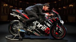 Kocak Pembalap MotoGP Aleix Espargaro Naik Motor Bonceng 3 Ala Emak-emak