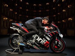 Kocak Pembalap MotoGP Aleix Espargaro Naik Motor Bonceng 3 Ala Emak-emak