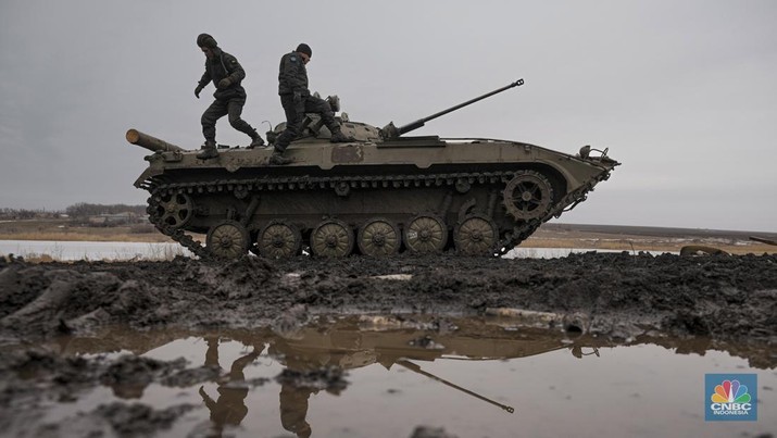 Latihan perang di daerah yang dikendalikan Operasi Pasukan Gabungan di wilayah Donetsk, Ukraina timur. (AP/Vadim Ghirda)