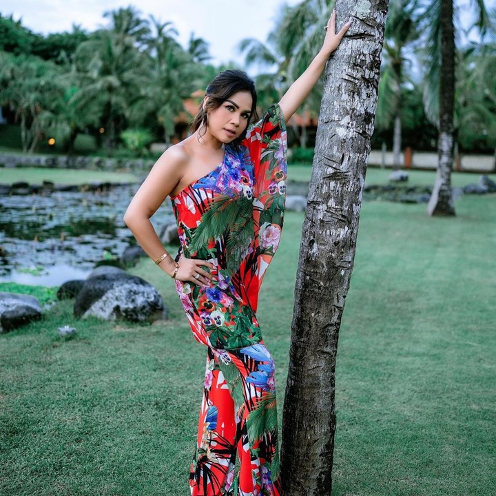 <p>Wanita 41 tahun itu menjalani diet dengan metode <em>intermittent fasting</em>. Ia juga mendapatkan bantuan dari dokter gizi. (Foto: Instagram @melaney_ricardo @gedelilaofficial)</p>