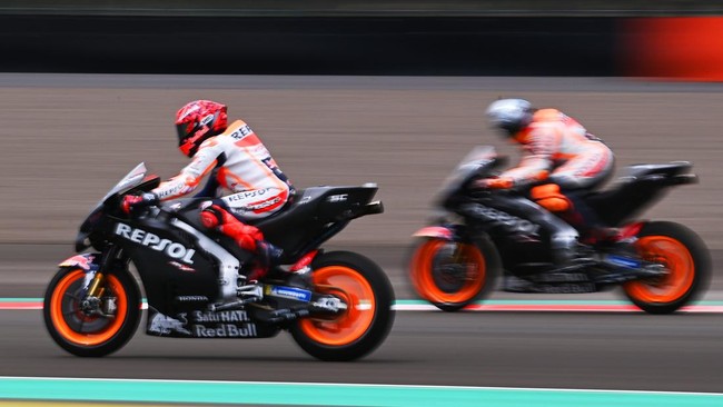 Direktur HRC, Tetsuhiro Kuwata, mengungkap target Marc Marquez dan Pol Espargaro di MotoGP 2022.