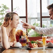 Rayakan Valentine Seru dengan 4 Zodiak yang Punya Love Language Acts of Service Ini