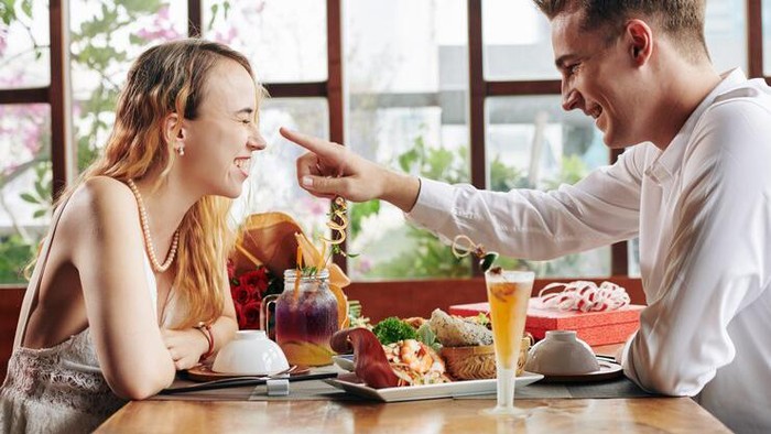 Rayakan Valentine Seru dengan 4 Zodiak yang Punya Love Language Acts of Service Ini