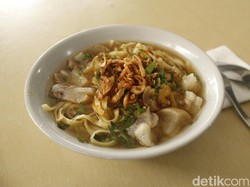 Mi Kocok Bandung Ini Dimasak Pakai Arang, Ngeunah Pisan!