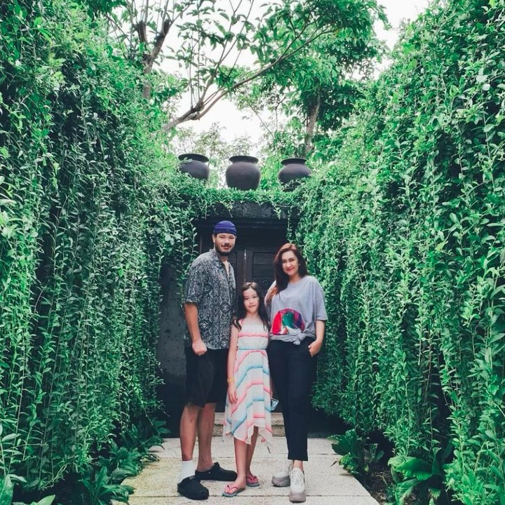 <p>Mikha pun tampak tumbuh bahagia bersama kedua orang tuanya. Selalu ada waktu keluarga yang sengaja mereka luangkan untuk Mikha. (Foto: Instagram @mikhaelalee)</p>