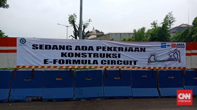 Belasan unit truk dan kendaraan berat dikerahkan ke lokasi sirkuit Formula E di kawasan Ancol, Jakarta Utara. Pembangunan sirkuit sudah dimulai sejak pekan lalu.