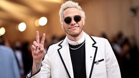 Pete Davidson Batal Terbang dengan Blue Origin ke Luar Angkasa