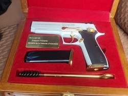 Bukan Keris, Ini Alasan Prabowo Beri Pistol Berkelir Emas ke Menteri Prancis