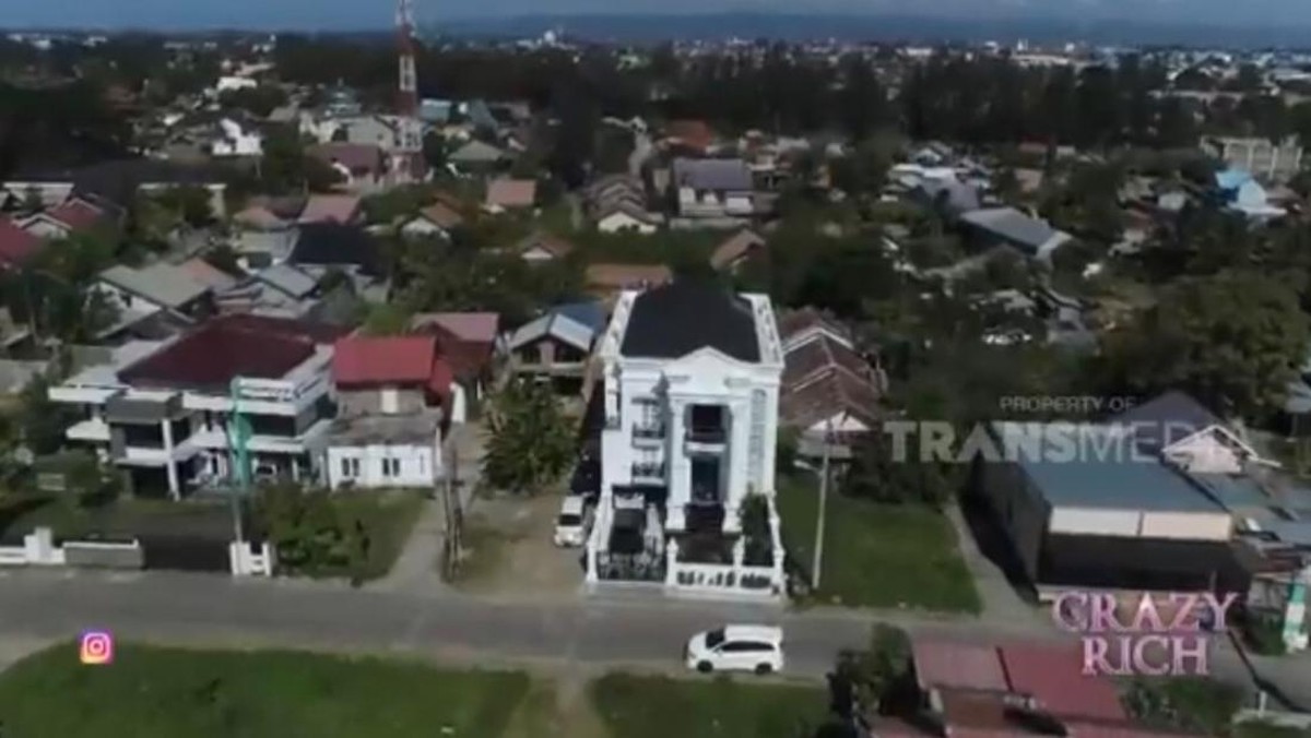 Potret rumah crazy rich Banda Aceh&comma; Shella Saukia&period;