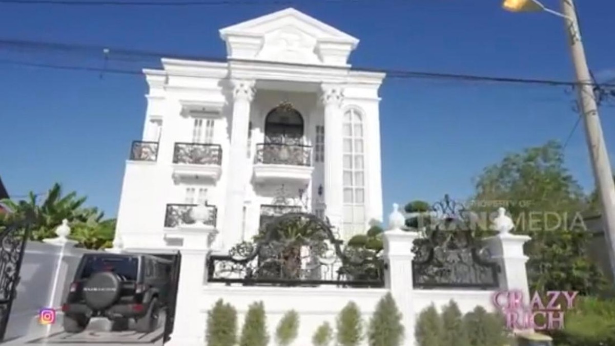 Potret rumah crazy rich Banda Aceh&comma; Shella Saukia&period;