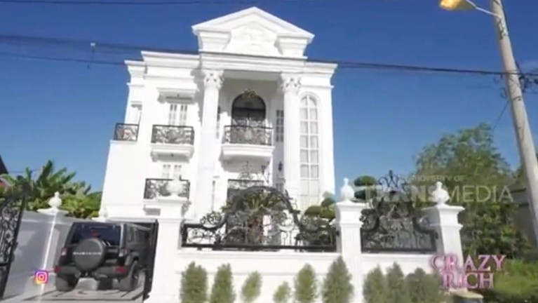 Potret rumah crazy rich Banda Aceh, Shella Saukia. Potret rumah crazy rich Banda Aceh, Shella Saukia.
