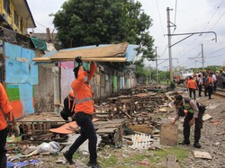 KAI Tertibkan 137 Bangunan Liar Sepanjang Stasiun Angke-Kampung Bandan