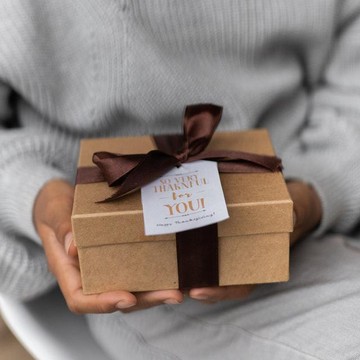 LDR atau Jarak Dekat, 5 Hadiah Ini Bisa Kamu Berikan untuk Pacar yang Berbahasa Cinta Receiving Gift