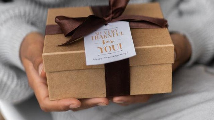 LDR atau Jarak Dekat, 5 Hadiah Ini Bisa Kamu Berikan untuk Pacar yang Berbahasa Cinta Receiving Gift