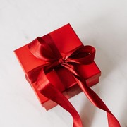 5 Rekomendasi Kado Unik & Berguna Valentine untuk Orang Tersayang, Ada Merch K-Pop!