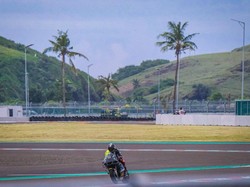 Rider Bebersih Sirkuit Mandalika Pakai Motor, Leher Alex Marquez Kena Kerikil