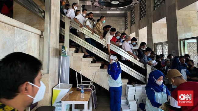 FOTO: Masjid Istiqlal Batasi Jumlah Jemaah