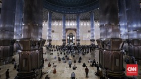 Perdana Sejak Pandemi, Saf Salat di Masjid Istiqlal Rapat Lagi