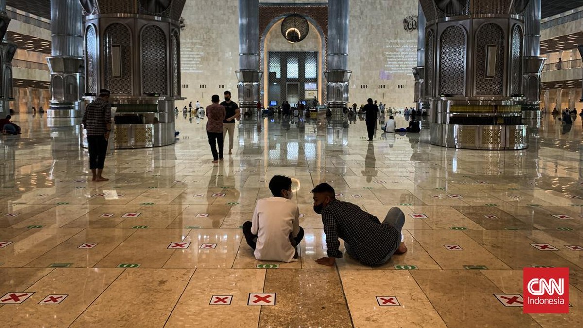 FOTO: Masjid Istiqlal Batasi Jumlah Jemaah