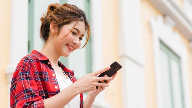 Berbekal smartphone, ada beberapa cara untuk saling menjaga protokol kesehatan dan imun tubuh di tengah pandemi, hanya dalam genggaman. Ini dia lima jurusnya.