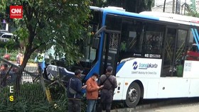 VIDEO: Bus Transjakarta Tabrak Pembatas Jalan Di Jaktim
