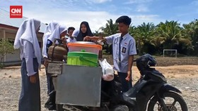 VIDEO: Viral, Siswa Berseragam Sekolah Jualan Siomai