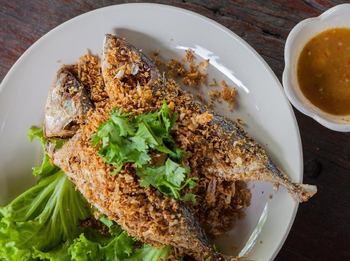 10 Resep Ikan Goreng Berbumbu Sedap, Cabe Ijo hingga Sambal Kencur