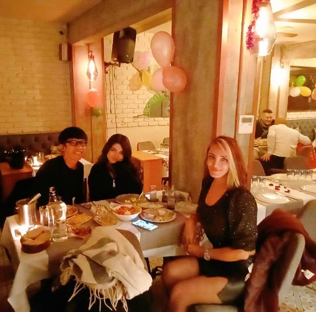 Unggahan Aming berfoto mesra dengan seorang perempuan cantik asal Turki saat liburan jadi sorotan&period; Yuk&comma; intip potretnya&excl;