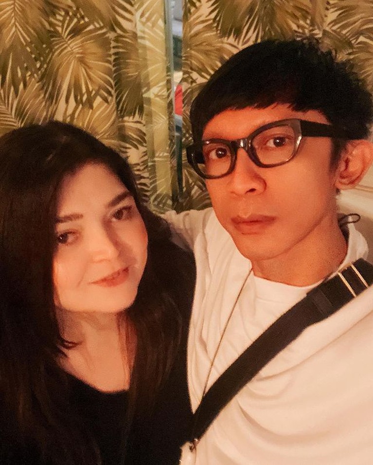 Unggahan Aming berfoto mesra dengan seorang perempuan cantik asal Turki saat liburan jadi sorotan. Yuk, intip potretnya!