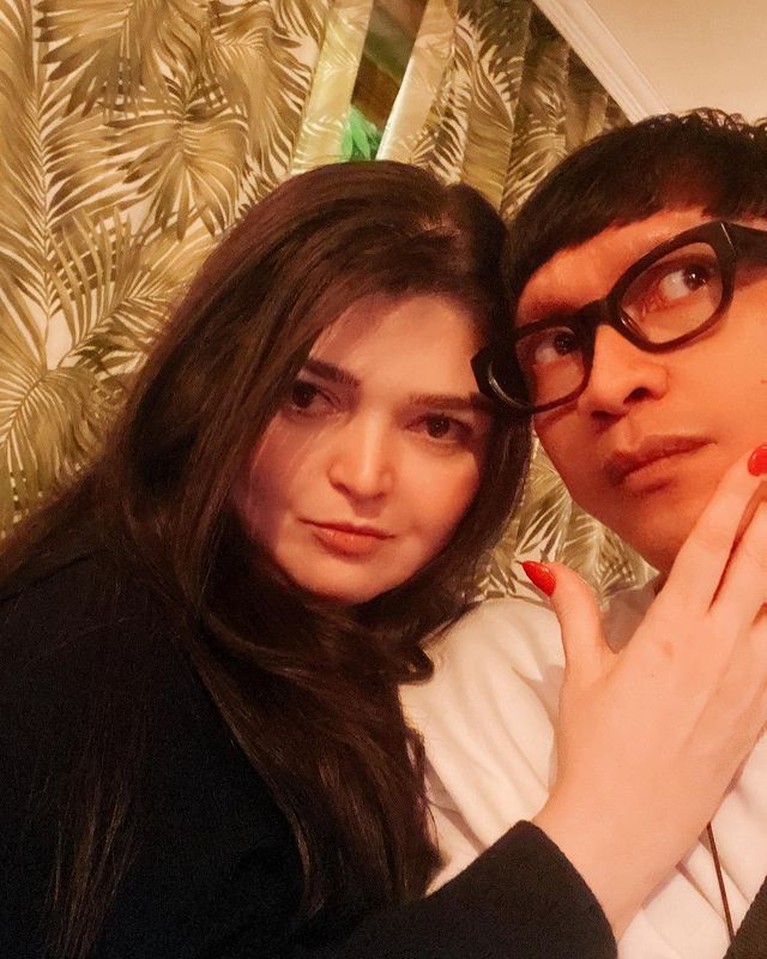 Unggahan Aming berfoto mesra dengan seorang perempuan cantik asal Turki saat liburan jadi sorotan. Yuk, intip potretnya!