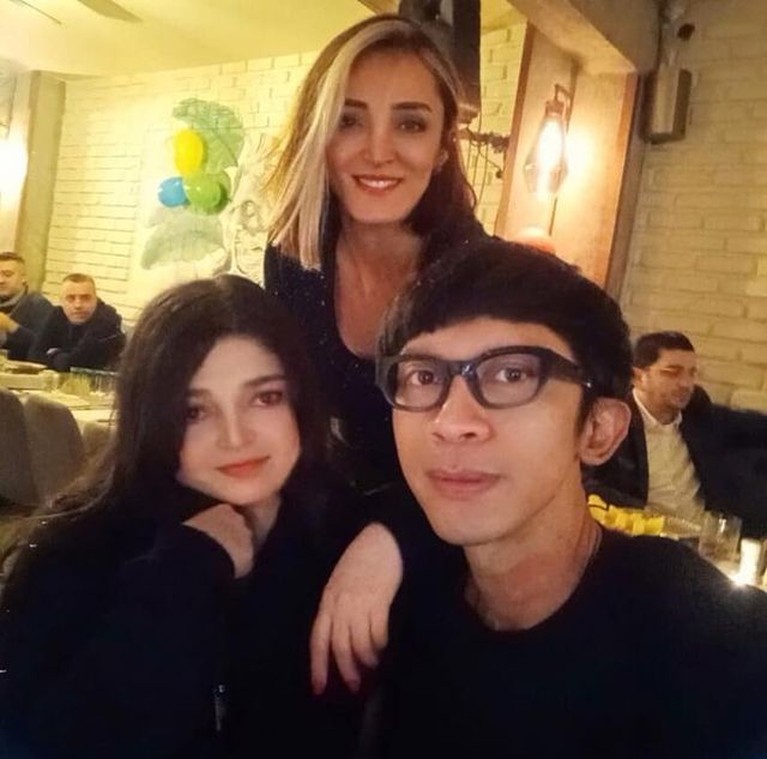 Aming dan Cewek Bule Turki Unggahan Aming berfoto mesra dengan seorang perempuan cantik asal Turki saat liburan jadi sorotan. Yuk, intip potretnya!